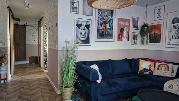 Salon ze ścianami pomalowanymi farbą Dekoral EFFECT 3in1