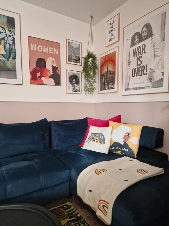 Ściana w salonie pomalowana kolorem Białym i Różowym pudrowym