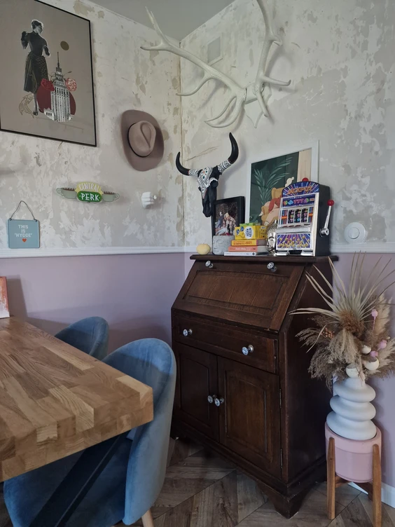 Ściana w salonie pomalowana kolorem Białym i Różowym pudrowym z linii farb Dekoral EFFECT 3in1