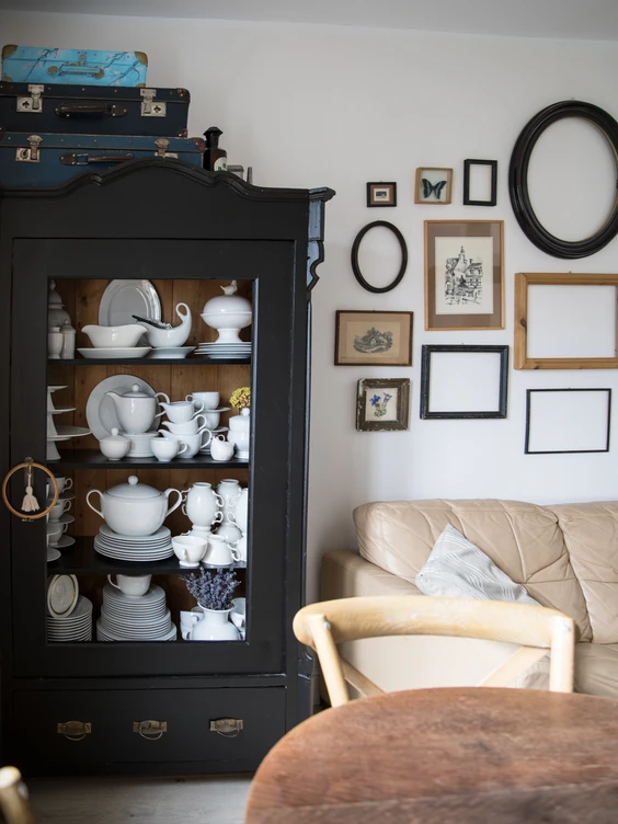 Salon pomalowany kolorem Białym z nutą moreli z linii farb Dekoral EFFECT 3in1