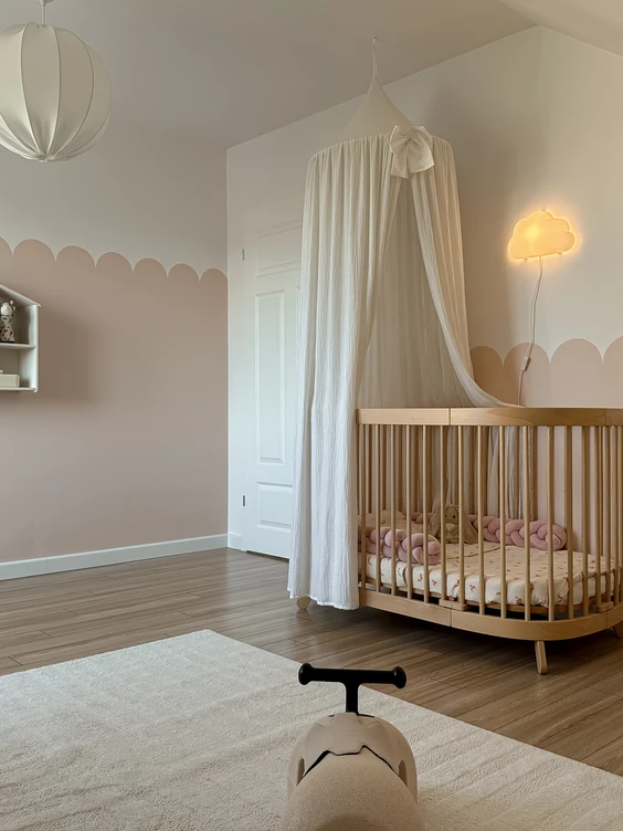 Ściana pomalowana kolorami Różowy brzoskwiniowy i Biały z Dekoral EFFECT 3in1