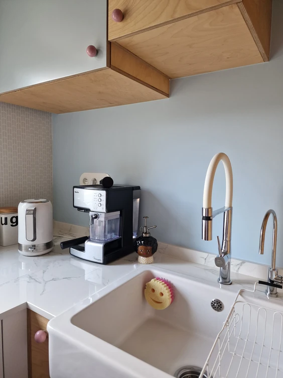 Ściana pomalowana kolorem Błękitny Dekoral EFFECT 3in1