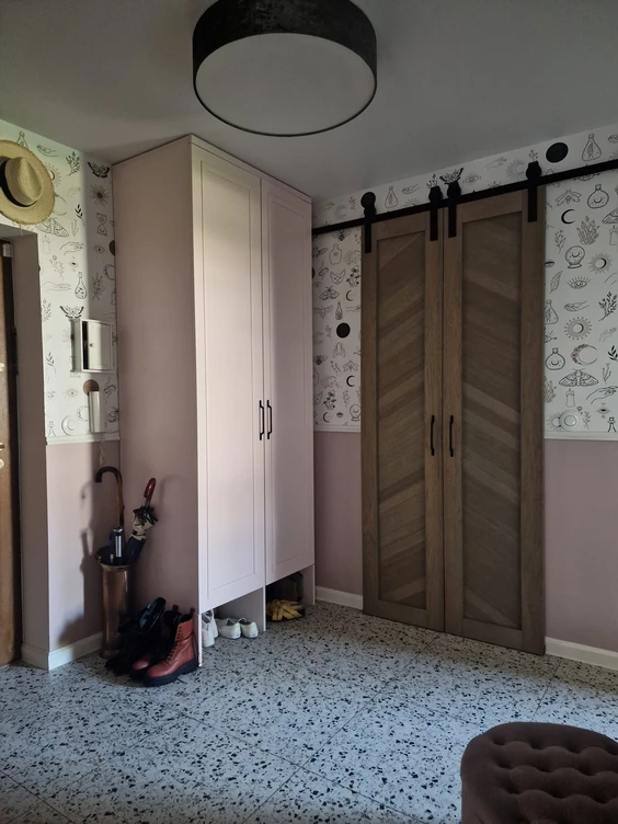 Korytarz pomalowany kolorem Różowy pudrowy Dekoral EFFECT 3in1