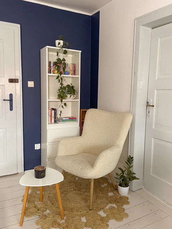 Ściana pomalowana kolorem Granatowym Dekoral EFFECT 3in1