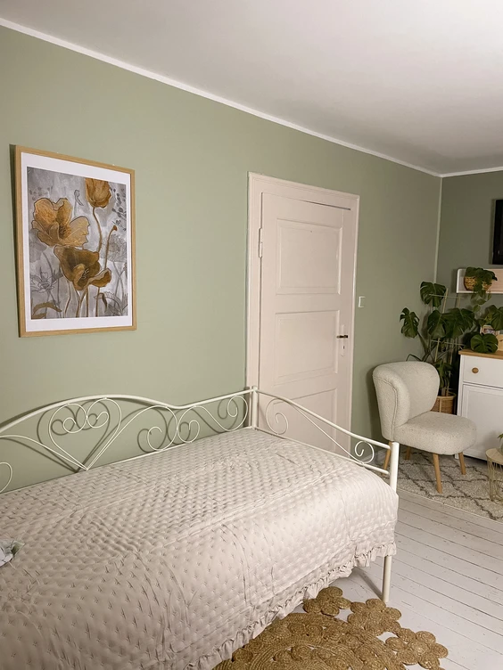 Ściana pomalowana kolorem Przytulny szałwiowy i Zielono szałwiowy Dekoral EFFECT 3in1