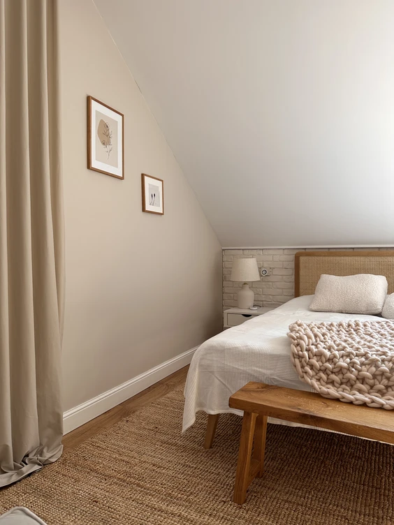 Ściana w sypialni pomalowana odcieniem Elegancki beż z Dekoral EFFECT 3in1