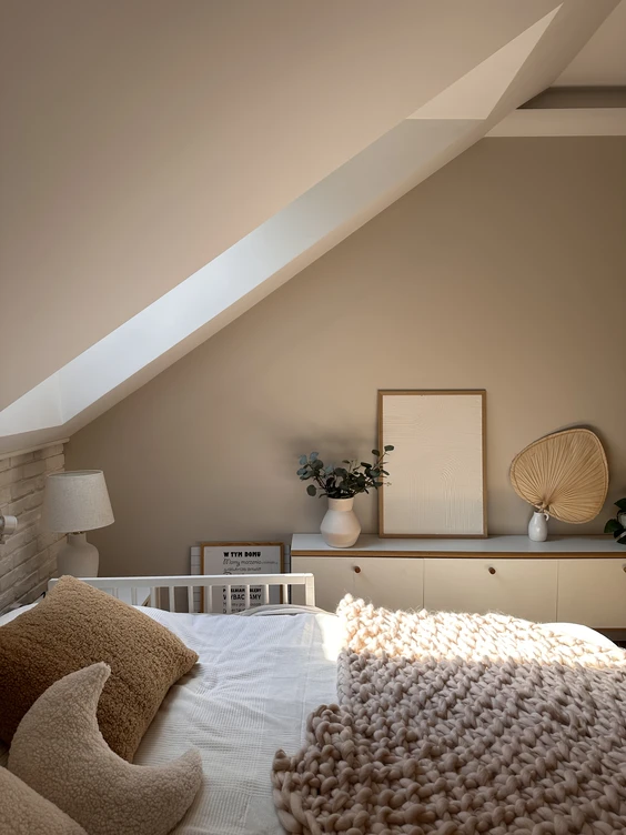 Ściana w sypialni pomalowana odcieniem Elegancki beż z Dekoral EFFECT 3in1