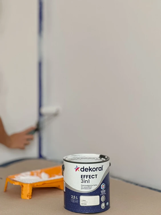 Malowanie zabezpieczonej ściany farbą Dekoral EFFECT 3in1