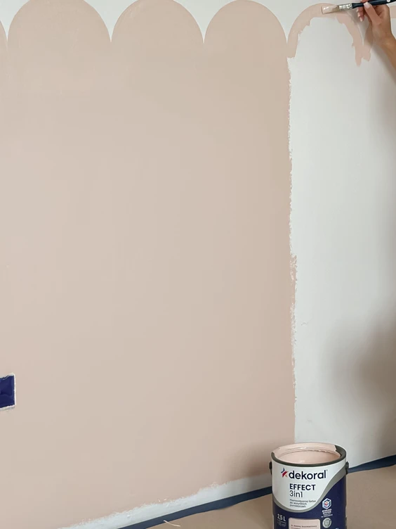 Falbanka na ścianie wymalowana kolorem Różowy brzoskwiniowy z linii Dekoral EFFECT3in1