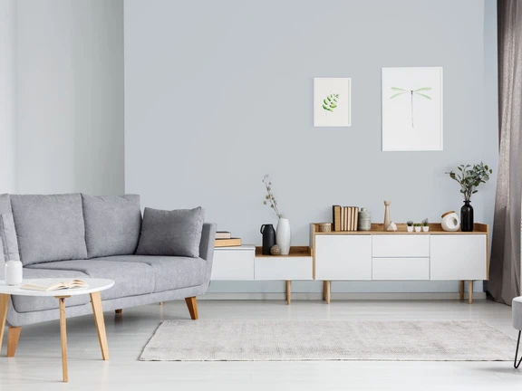 Szary salon w stylu scandi