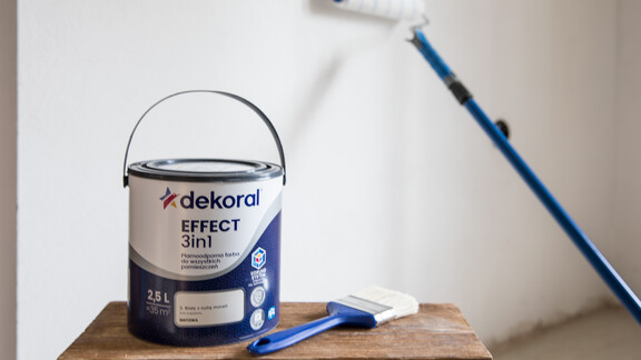 Na ścianie plamoodporna farba Dekoral EFFECT 3in1 w kolorze Biały z nutą moreli - packshot