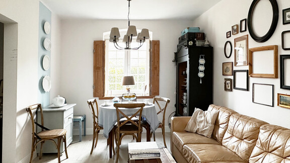 Ściana w salonie pomalowana farbą Dekoral EFFECT 3in1 w kolorze Błękitnym i Białym z nutą moreli i Białym z nutą moreli