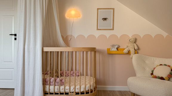 Sypialnia dziecka pomalowana kolorami Biały i Rożowy brzoskwiniowy z palety Dekoral EFFECT 3 in 1