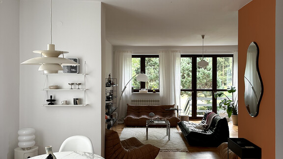 Widok na salon i jadalnię, ściana pomalowana odcieniem Białym i Miedzianym brązem Dekoral EFFECT 3in1 