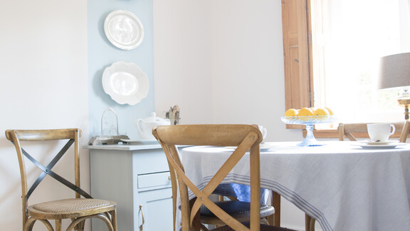 Jadalnia pomalowana kolorem Biały z nutą moreli i Miedziany brąz Dekoral EFFECT 3in1  