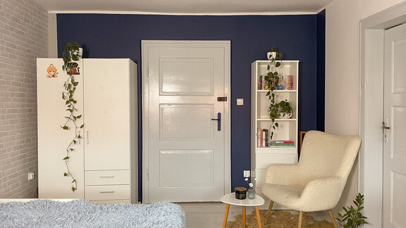 Ściana pomalowana kolorem Granatowym Dekoral EFFECT 3in1