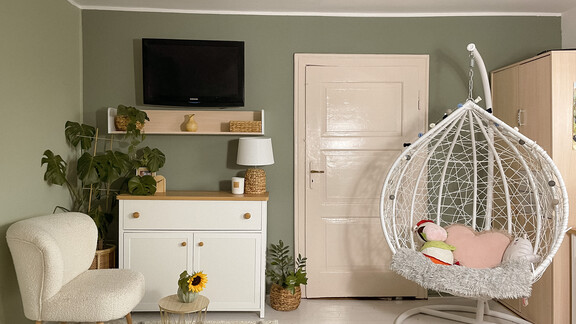 Ściana pomalowana kolorem Przytulny szałwiowy i Zielono szałwiowy Dekoral EFFECT 3in1