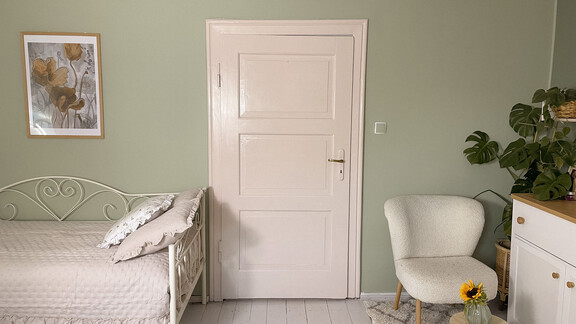 Ściana w sypialni pomalowana odcieniem Przytulny szałwiowy i Zielono-szary z Dekoral EFFECT 3in1