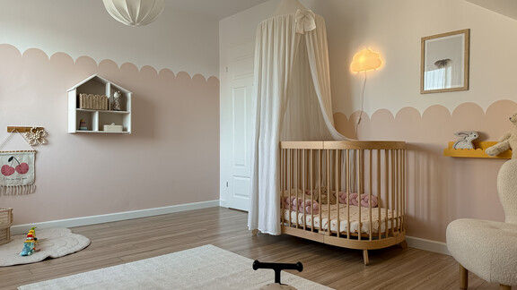 Ściana pomalowana kolorem Różowy brzoskwiniowy Dekoral EFFECT 3in1