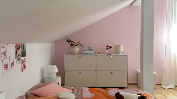 Sciana w sypialni pomalowana odcieniem Rozowy jasny z Dekoral EFFECT 3in1