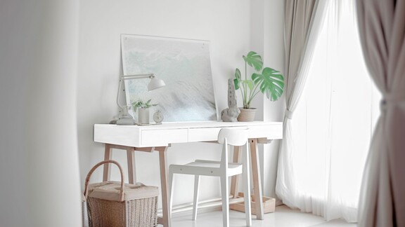 Kolorowe meble z drewna i z metalu