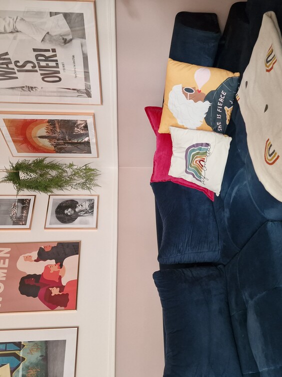 Ściana w salonie pomalowana kolorem Białym i Różowym pudrowym