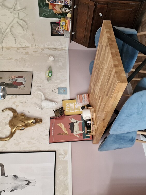 Jadalnia pomalowana kolorem Różowy pudrowy Dekoral EFFECT 3in1