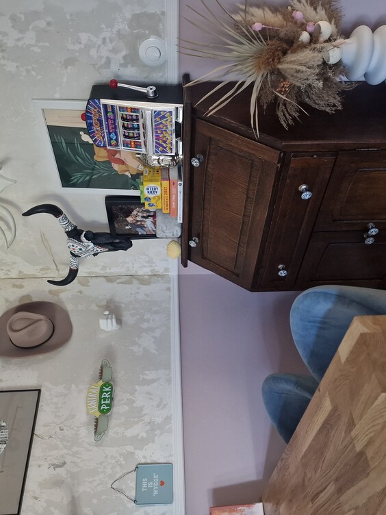 Ściana w salonie pomalowana kolorem Białym i Różowym pudrowym z linii farb Dekoral EFFECT 3in1