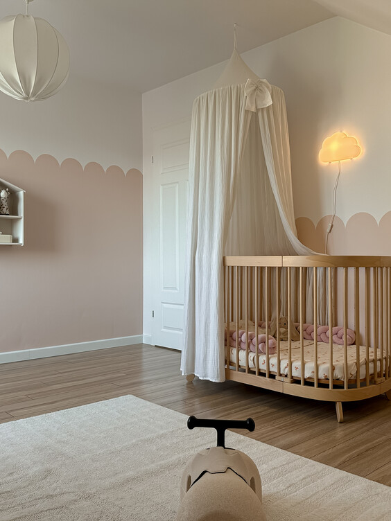 Ściana pomalowana kolorami Różowy brzoskwiniowy i Biały z Dekoral EFFECT 3in1