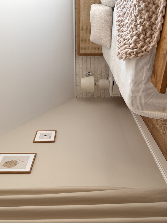 Ściana w sypialni pomalowana odcieniem Elegancki beż z Dekoral EFFECT 3in1