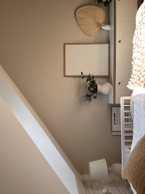 Ściana w sypialni pomalowana odcieniem Elegancki beż z Dekoral EFFECT 3in1