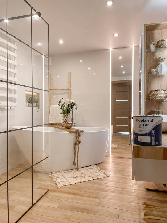 Ściana w łazience pomalowana kolorem Biały Dekoral EFFECT 3in1