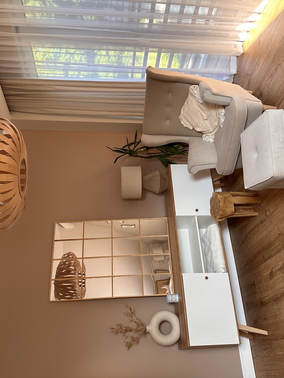 Ściana w sypialni pomalowana odcieniem Biały i Karmelowy z Dekoral EFFECT 3in1