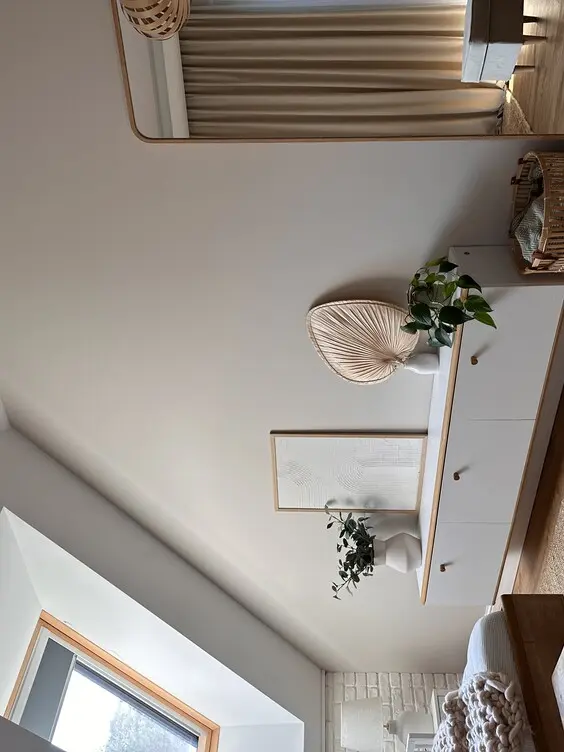 Ściana w sypialni pomalowana odcieniem Elegancki beż z Dekoral EFFECT 3in1