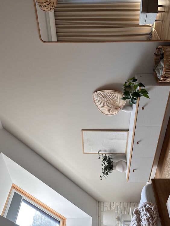 Ściana w sypialni pomalowana odcieniem Elegancki beż z Dekoral EFFECT 3in1