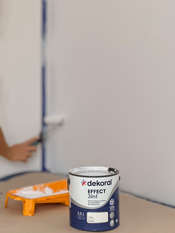 Malowanie zabezpieczonej ściany farbą Dekoral EFFECT 3in1