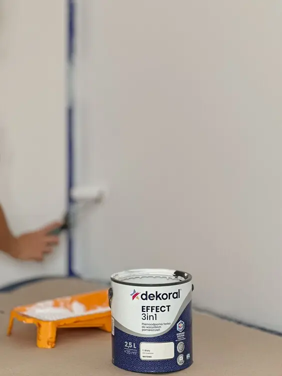 Malowanie zabezpieczonej ściany farbą Dekoral EFFECT 3in1