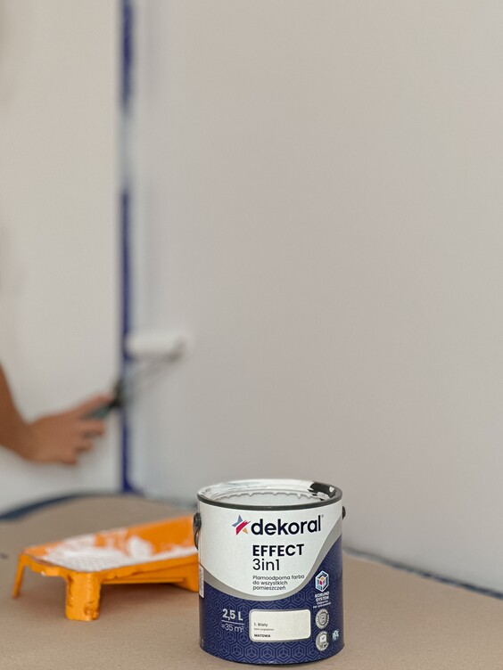 Malowanie zabezpieczonej ściany farbą Dekoral EFFECT 3in1